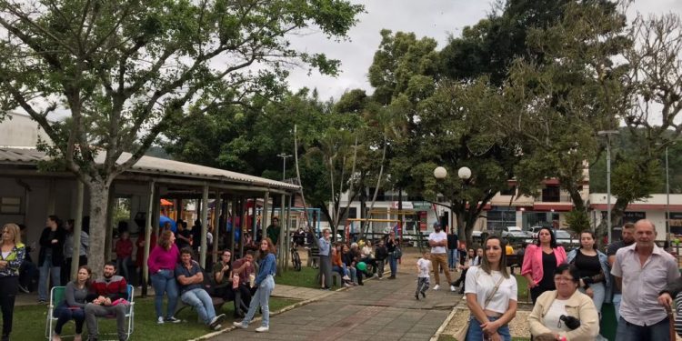 Público assiste apresentações musicais da Serata em Nova Trento