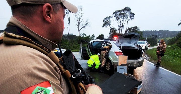 Em operação em conjunto casal é preso com quase 17 kg de crack