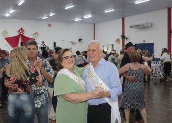 Idosos se confratenizam no Centro Municipal de Convivência em São João Batista