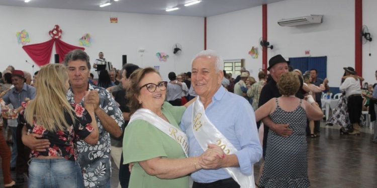 Idosos se confratenizam no Centro Municipal de Convivência em São João Batista