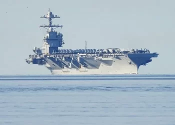 EUA envia maior embarcação militar do mundo para Israel