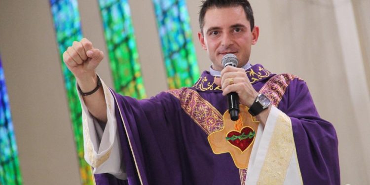 Padre Elinton Costa, da Comunidade Bethânia, está internado para tratamento de leucemia