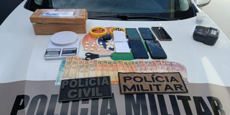 POLÍCIA CIVIL E MILITAR CUMPREM MANDADOS DE BUSCA E APREENSÃO E HOMEM É PRESO EM FLAGRANTE POR TRÁFICO DE DROGAS