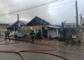 Incêndio destrói casa de madeira no bairro Carmelo em SJB