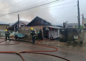 Incêndio destrói casa de madeira no bairro Carmelo em SJB