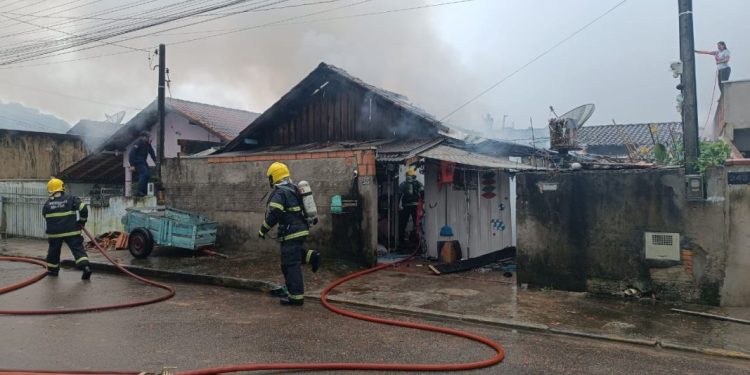 Incêndio destrói casa de madeira no bairro Carmelo em SJB