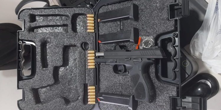 Polícia Civil apreende arma de autor de violência doméstica em tijucas.