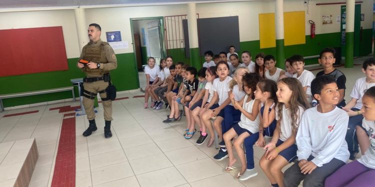 Policia Militar de São João Batista faz palestras sobre segurança publica em escola