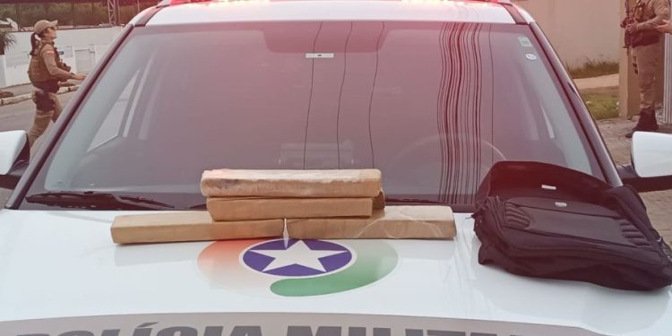 Policia Militar prende dois homens e encontra droga no Carmelo