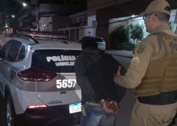 Homem com mandado de prisão em aberto é preso após agredir a companheira em Canelinha