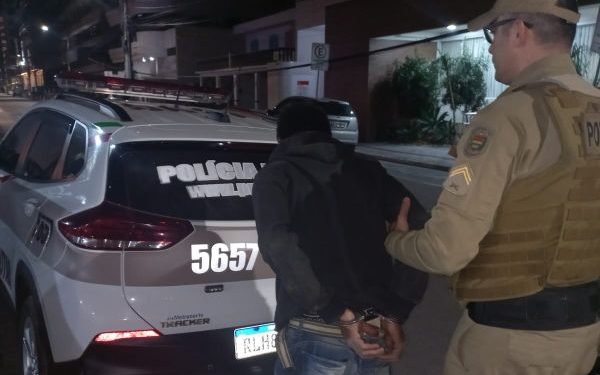 Homem com mandado de prisão em aberto é preso após agredir a companheira em Canelinha