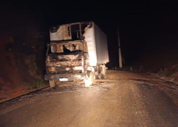 Cabine de caminhão é destruída durante incêndio no Moura em Canelinha