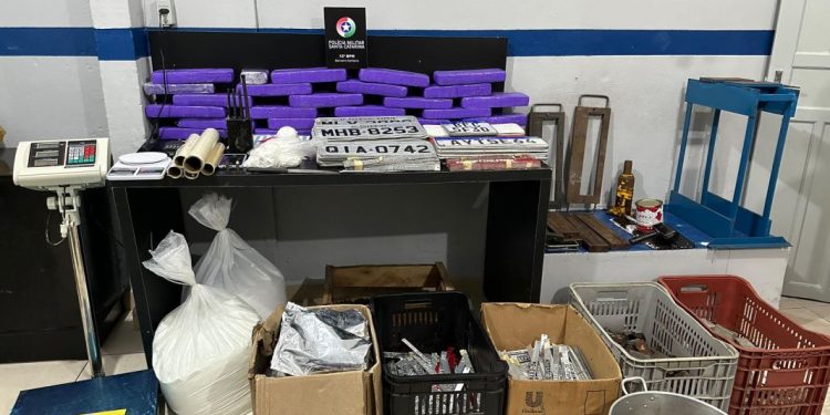Mulher é presa com grande quantidade de drogas e equipamentos para adulteração de placas veiculares