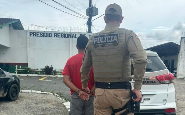 Policia Militar de São João Batista cumpre MP prende homem em empresa de calçado