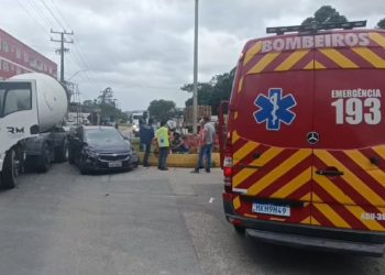 Acidente entre carro e caminhão na SC-410 em Canelinha