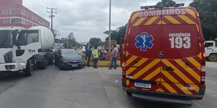 Acidente entre carro e caminhão na SC-410 em Canelinha