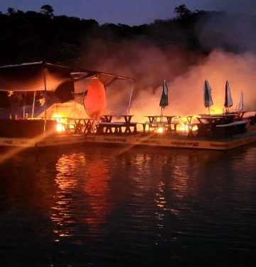 Bar flutuante é destruído em incêndio no Caixa d’Aço