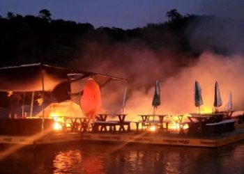 Bar flutuante é destruído em incêndio no Caixa d’Aço