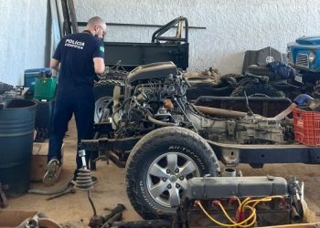 Policias Civil e científica realizam perícia em desmanche de veículos roubados