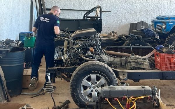 Policias Civil e científica realizam perícia em desmanche de veículos roubados