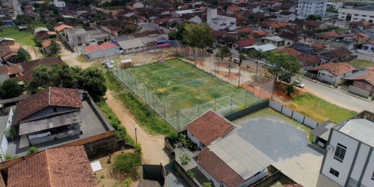 Trabalhos para construção de vestiários junto ao campo do bairro Carmelo têm início