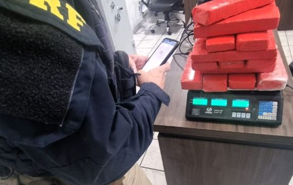 Adolescente é apreendida com maconha em carro de aplicativo de carona na BR-101