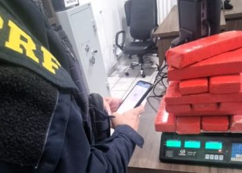 Adolescente é apreendida com maconha em carro de aplicativo de carona na BR-101