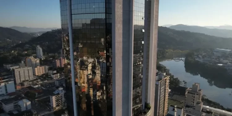 Decisão Judicial Determina Demolição de Edifício de Luxo em Blumenau