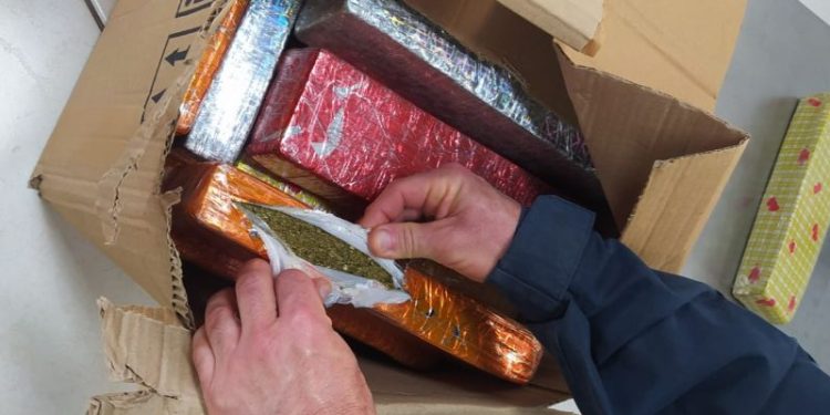 PRF encontra 100 kg de maconha em carro envolvido em acidente na BR-101