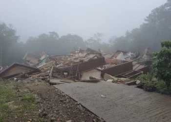Edifício desaba em Gramado após surgirem fissuras no solo da cidade