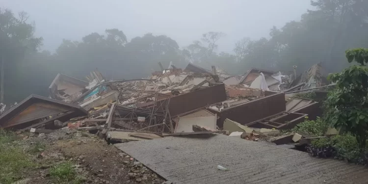 Edifício desaba em Gramado após surgirem fissuras no solo da cidade