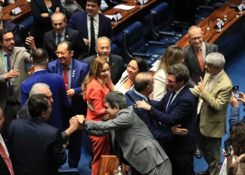 Mudanças nos Setores de Cesta Básica, Serviços e Combustíveis com a Reforma Tributária