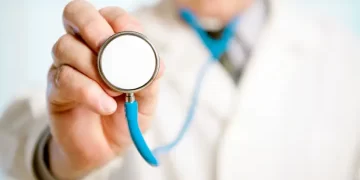 Médico quita débito de R$ 400 mil no FIES ao atuar no SUS: compreenda a legislação e quem tem direito ao benefício