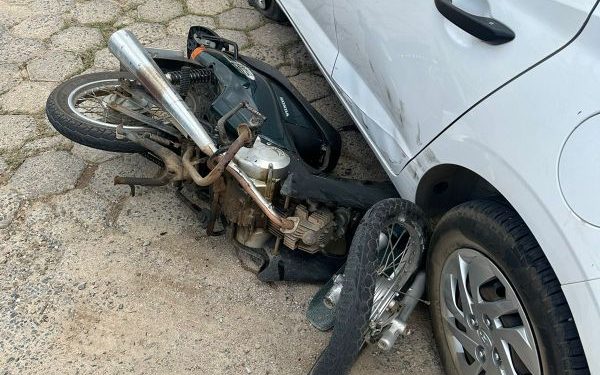 Homem fica ferido após acidente entre carro e moto em Canelinha
