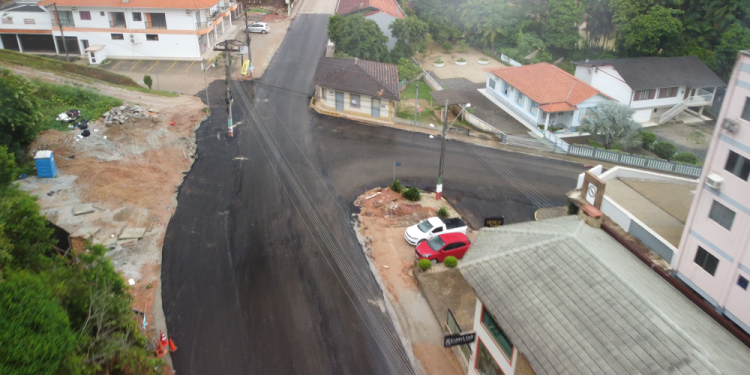 Prefeitura de Nova Trento divulga imagens da conclusão da primeira camada de asfalto no Trinta Réis