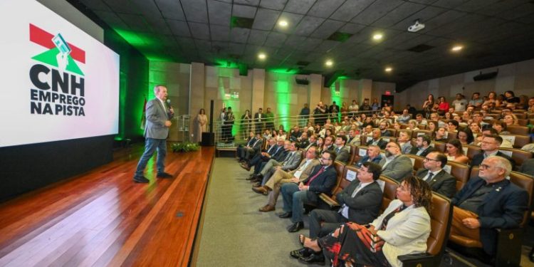 Conheça os pré-requisitos e saiba como participar do CNH Emprego na Pista