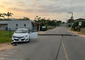 Polícia Militar acionada após acidente entre carro e poste no centro
