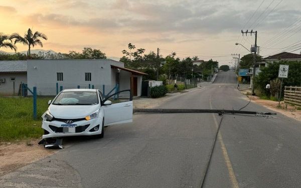 Polícia Militar acionada após acidente entre carro e poste no centro