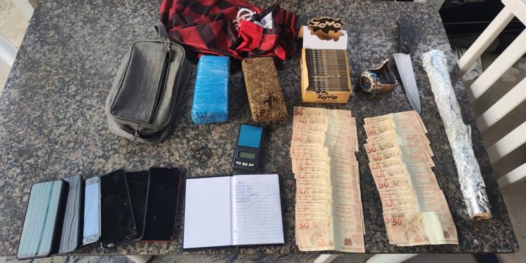 POLÍCIA MILITAR DE SÃO JOÃO BATISTA PRENDE TRAFICANTE E APRENDE DINHEIRO FALSO NO CARMELO
