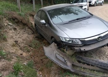 Motorista em fuga perde controle do veículo e colide contra o barranco durante perseguição em Nova Trento