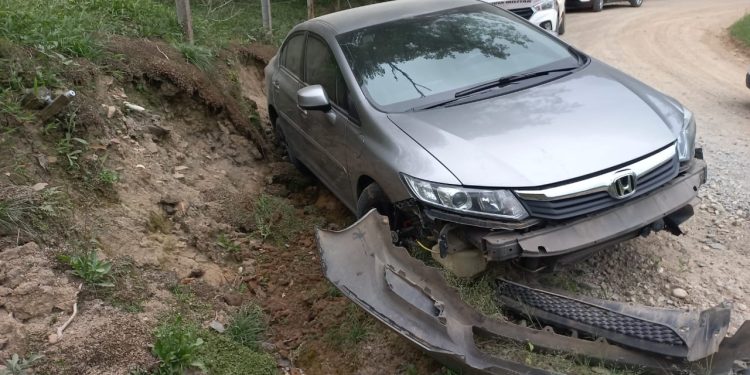 Motorista em fuga perde controle do veículo e colide contra o barranco durante perseguição em Nova Trento