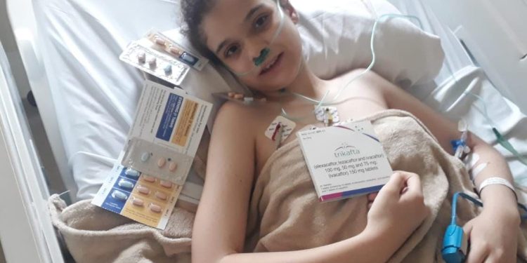 Adolescente do bairro Moura necessita de ajuda para comprar medicamentos contra doença rara