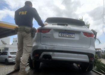 Carro de luxo clonado roubado em Brusque é recuperado na BR-101 em Itajaí