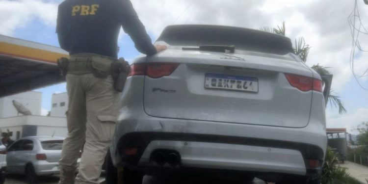 Carro de luxo clonado roubado em Brusque é recuperado na BR-101 em Itajaí