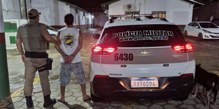 Policia Militar de Tijucas faz abordagem e cumpre mandado de prisão