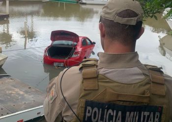 Perseguição em Itapema termina com veículo roubado no fundo do rio