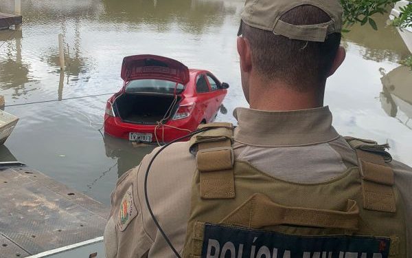 Perseguição em Itapema termina com veículo roubado no fundo do rio
