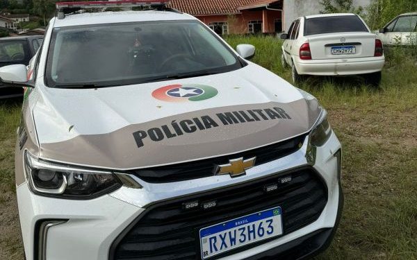 Policia Militar de São João Batista encontra carro com registro de furto no centro