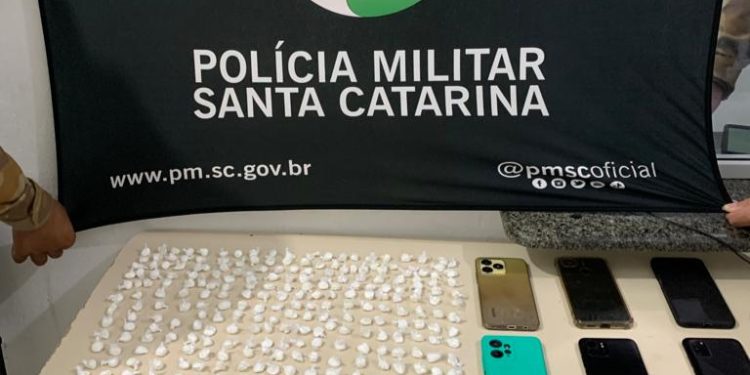 Após denúncias Policia Militar prende suspeitos e encontra droga e munições em Porto Belo