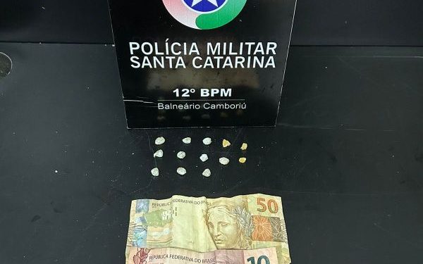 Após denúncias homem e adolescente apreendidos com drogas em Balneário Camboriú
